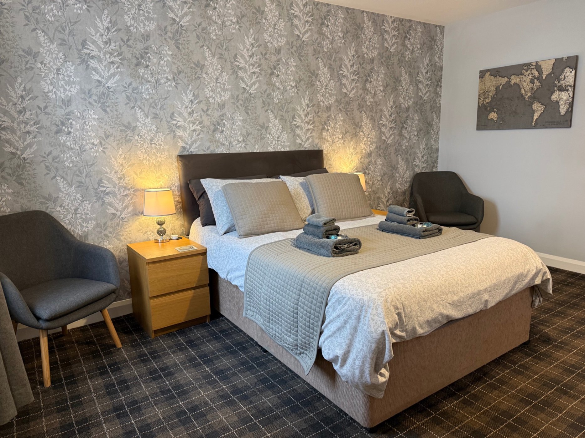 Double room with bedside lighting, chairs and towels at YO10 Accommodation in York
